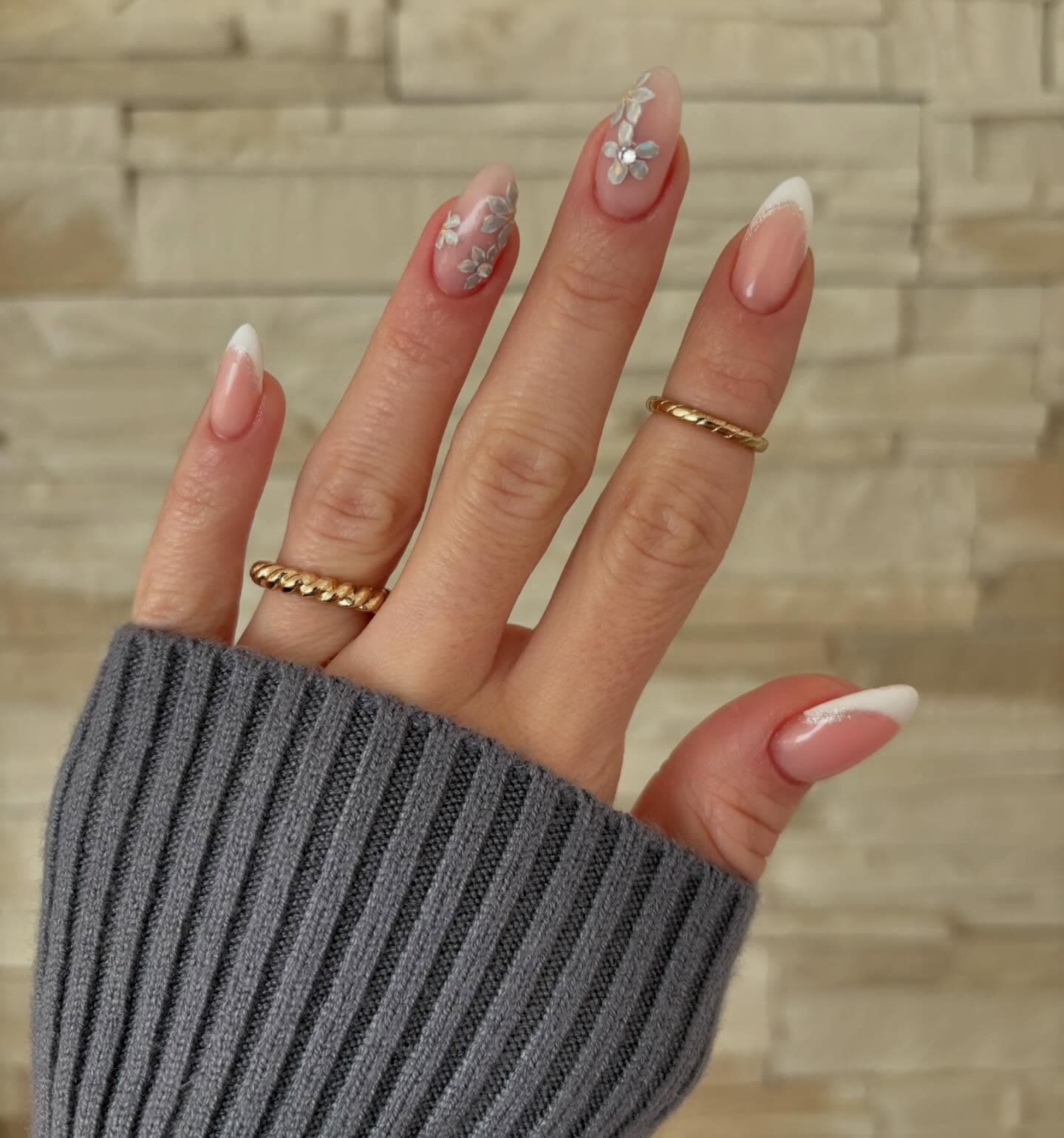 French Nageldesign mit 3D-Blüten-Detail, Rückseite