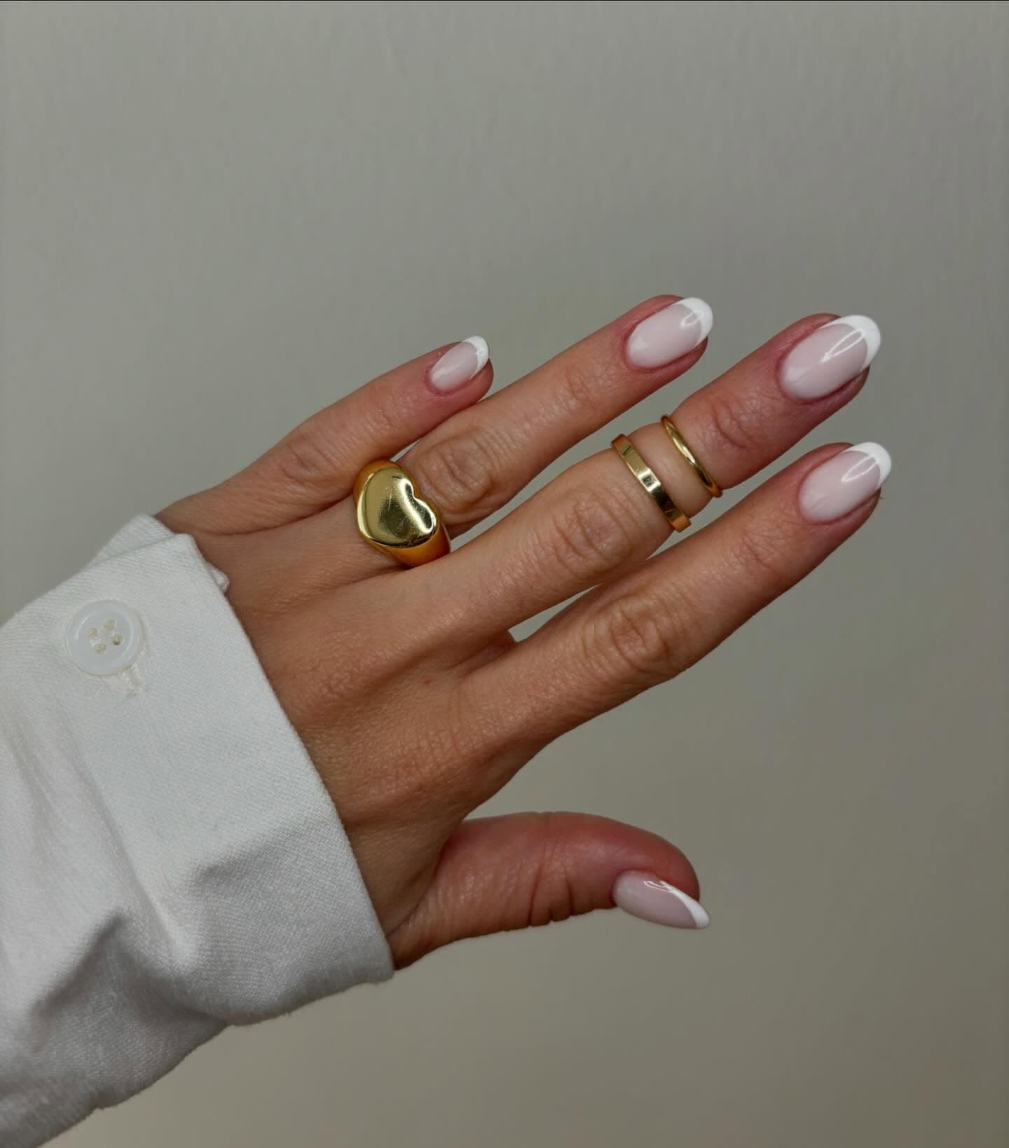 Klassisches weißes French Nageldesign