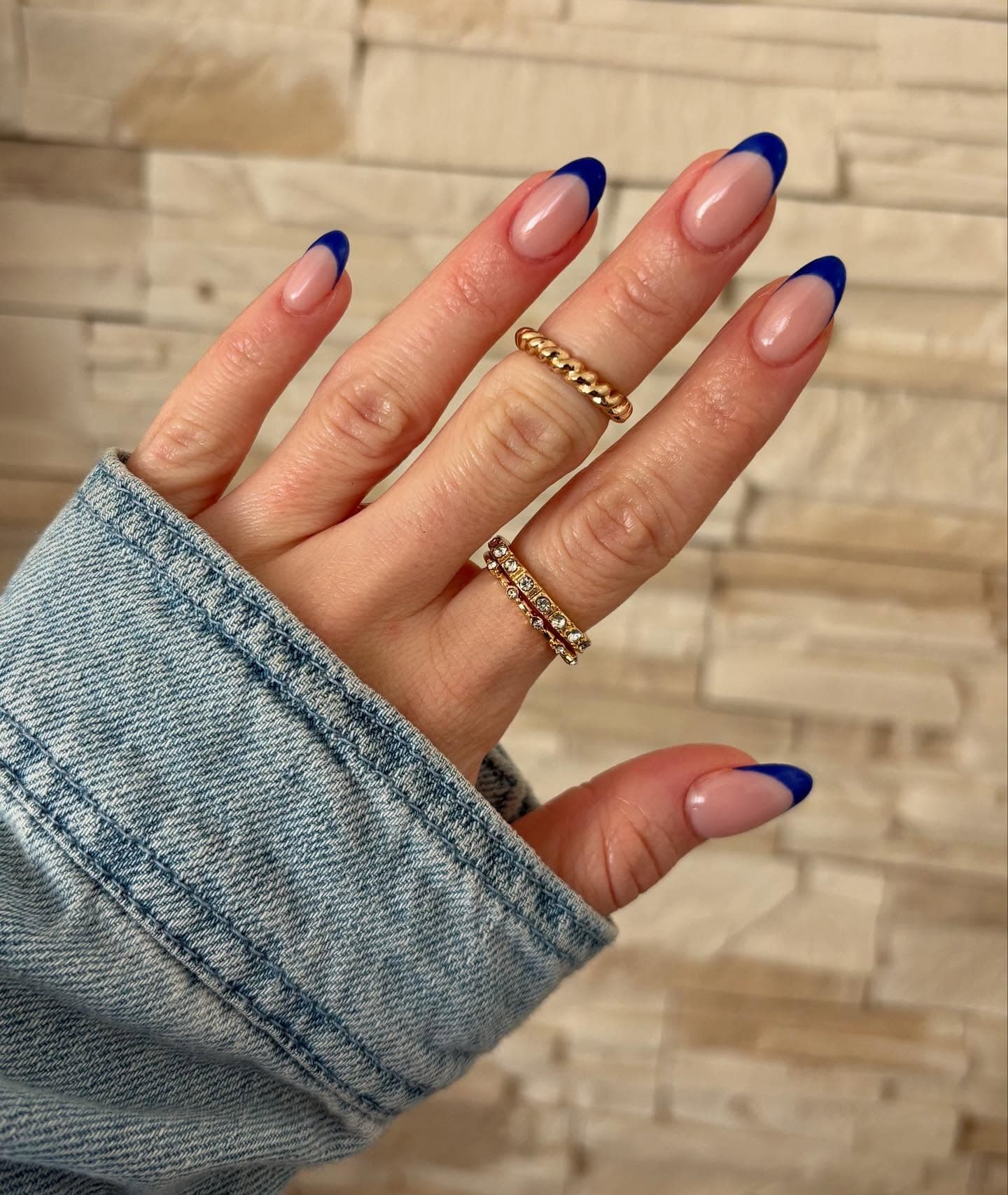 Blaues French Nageldesign